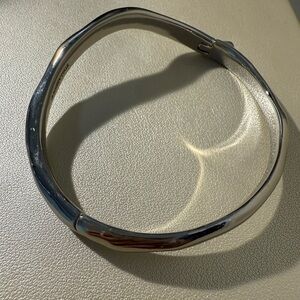 STELLA&DOT Silver Twist Bangle Bracelet
BRAND NEW